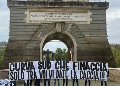 Lazio-Roma, prima del derby la follia: scontro tra le tifoserie, 13 agenti di Polizia feriti. Guerriglia a ponte Milvio