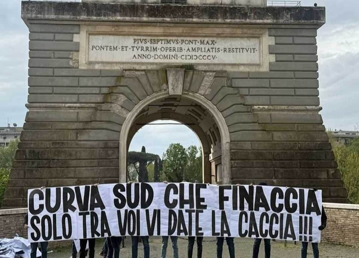 Lazio-Roma, prima del derby la follia: scontro tra le tifoserie, 13 agenti di Polizia feriti. Guerriglia a ponte Milvio Lazio-Roma, prima del derby la follia: scontro tra le tifoserie, 13 agenti di Polizia feriti. Guerriglia a ponte Milvio