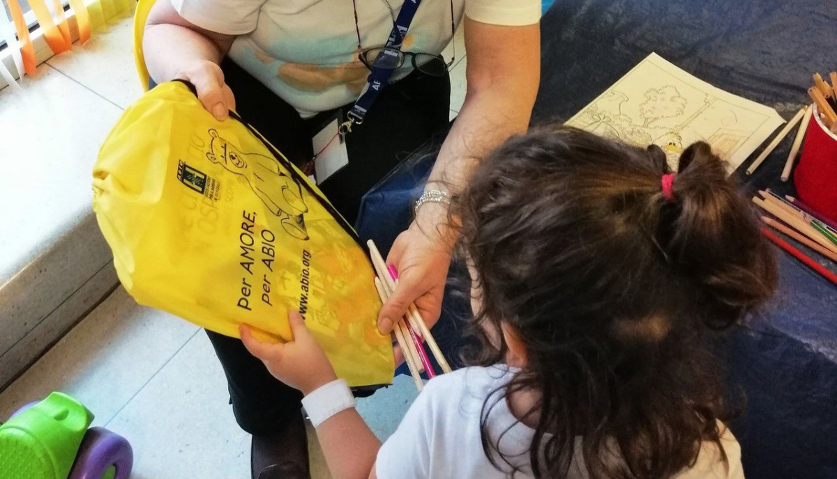 Lidl Italia sostiene i piccoli pazienti: a Pasqua 1 euro a ABIO per ogni uovo Deluxe venduto Lidl Italia sostiene i piccoli pazienti: a Pasqua 1 euro a ABIO per ogni uovo Deluxe venduto