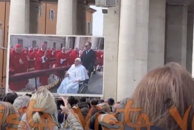 Papa Francesco in Piazza San Pietro per la Domenica delle Palme, l’applauso dei fedeli. VIDEO