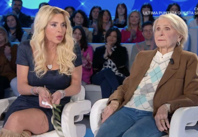 Valeria Marini, il litigio con la madre finisce in pubblica piazza a Domenica In: “Mamma sbloccami sul telefono”