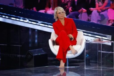 Ascolti tv, Maria De Filippi annienta Rai 1 e vince la sfida del sabato sera. Vola Canale 5
