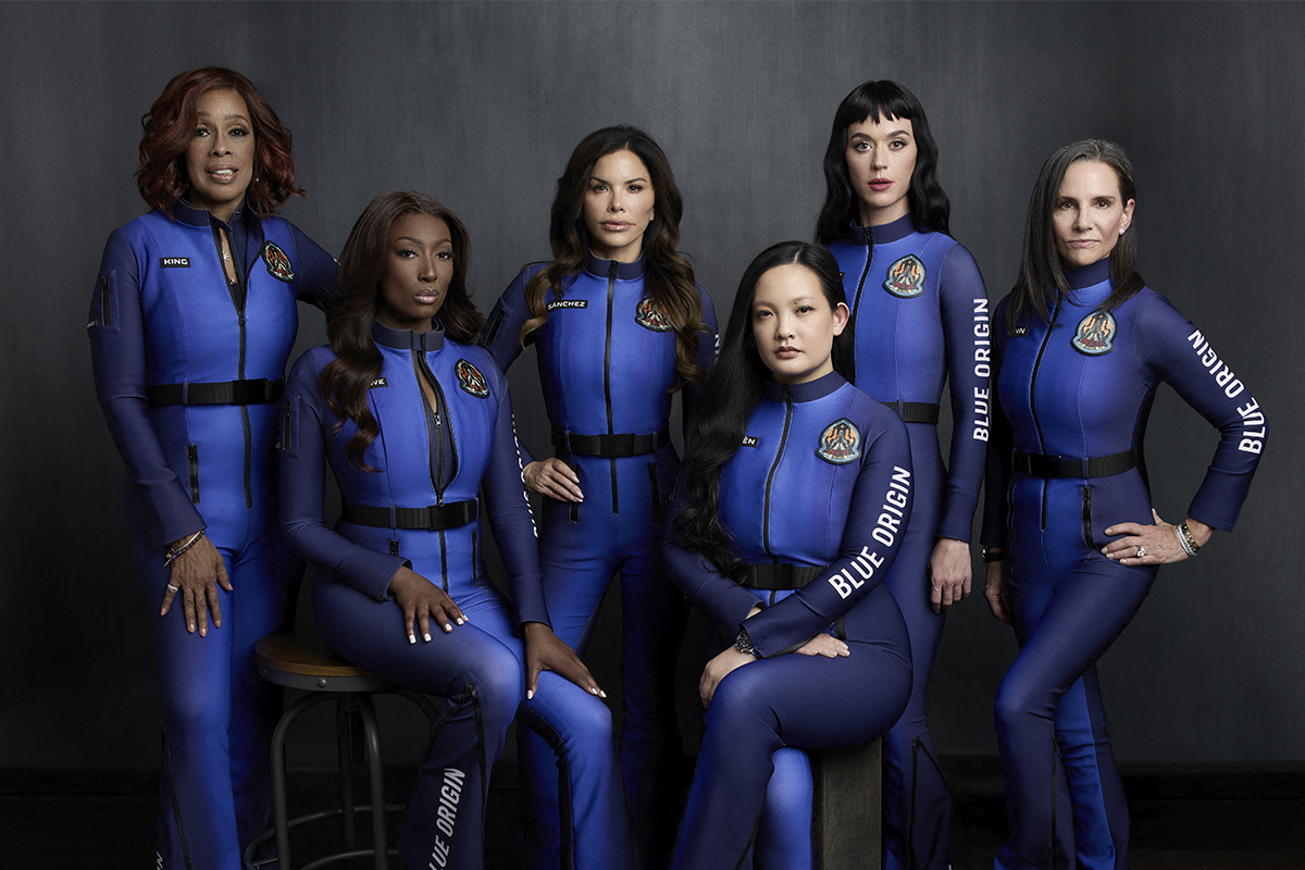 Blue Origin, grande successo per il primo volo spaziale tutto al femminile: a bordo Lady Bezos e Katy Perry