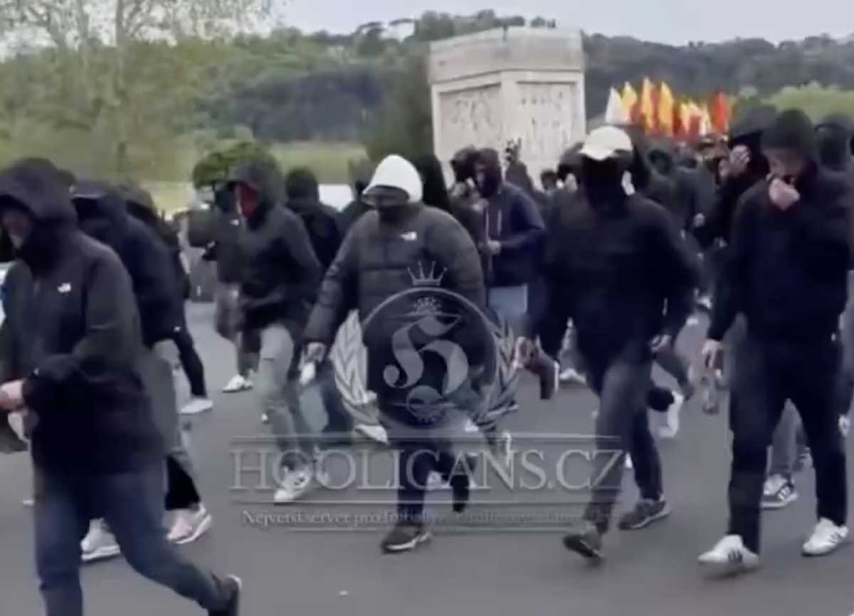 Derby Lazio-Roma: a ponte Milvio la resa dei conti tra ultras di mezza Europa. Indaga la Digos Derby Lazio-Roma: a ponte Milvio la resa dei conti tra ultras di mezza Europa. Indaga la Digos
