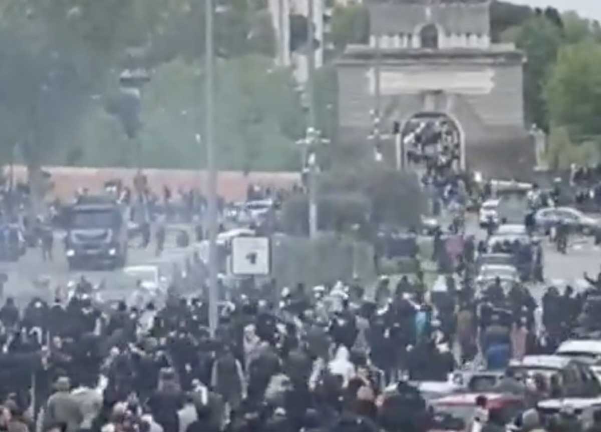 Derby Lazio-Roma: a ponte Milvio la resa dei conti tra ultras di mezza Europa. Indaga la Digos Derby Lazio-Roma: a ponte Milvio la resa dei conti tra ultras di mezza Europa. Indaga la Digos