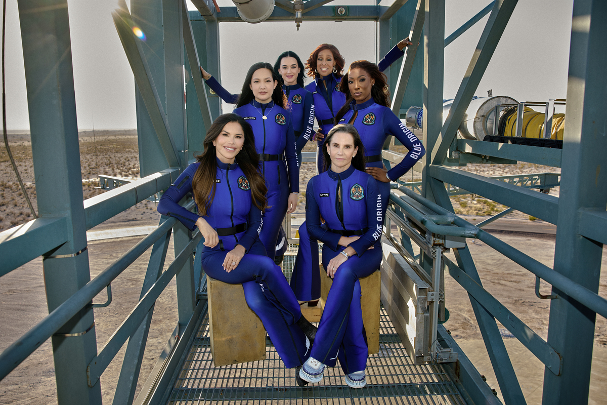 Blue Origin, grande successo per il primo volo spaziale tutto al femminile: a bordo Lady Bezos e Katy Perry