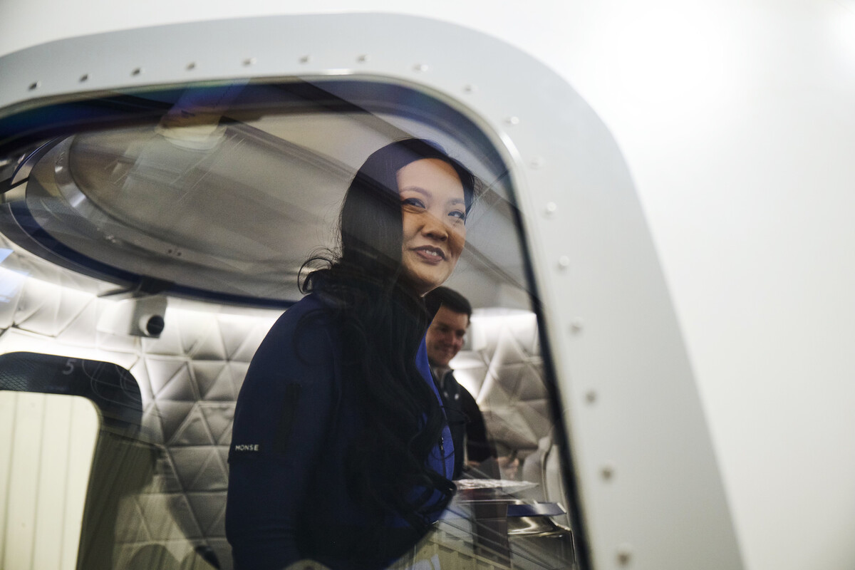 Blue Origin, grande successo per il primo volo spaziale tutto al femminile: a bordo Lady Bezos e Katy Perry