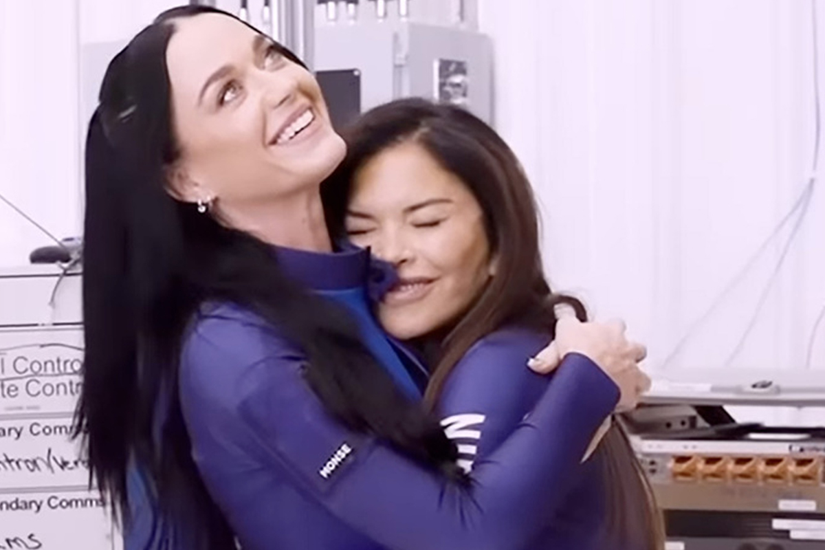 Blue Origin, grande successo per il primo volo spaziale tutto al femminile: a bordo Lady Bezos e Katy Perry