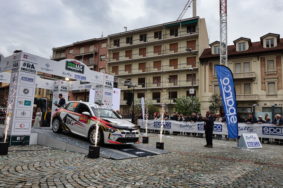 Lancia Ypsilon Rally4 HF: un ritorno leggendario tra le colline di Alba tra storia, passione e podi tricolore Lancia Ypsilon Rally4 HF: un ritorno leggendario tra le colline di Alba tra storia, passione e podi tricolore