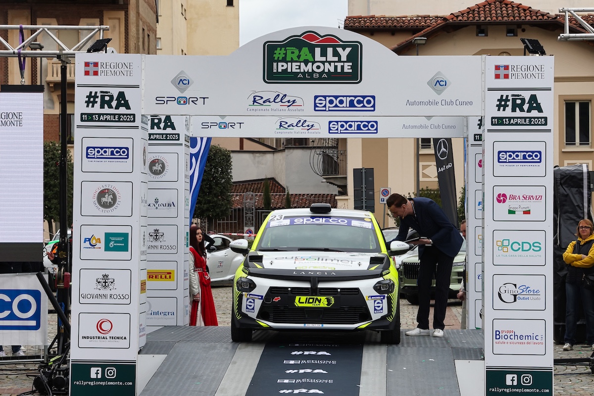Lancia Ypsilon Rally4 HF: un ritorno leggendario tra le colline di Alba tra storia, passione e podi tricolore Lancia Ypsilon Rally4 HF: un ritorno leggendario tra le colline di Alba tra storia, passione e podi tricolore