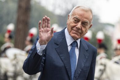 Gianni Letta compie 90 anni. Chi è il fedelissimo di Silvio che ormai è fuori dalla politica. I figli del Cav e Tajani…