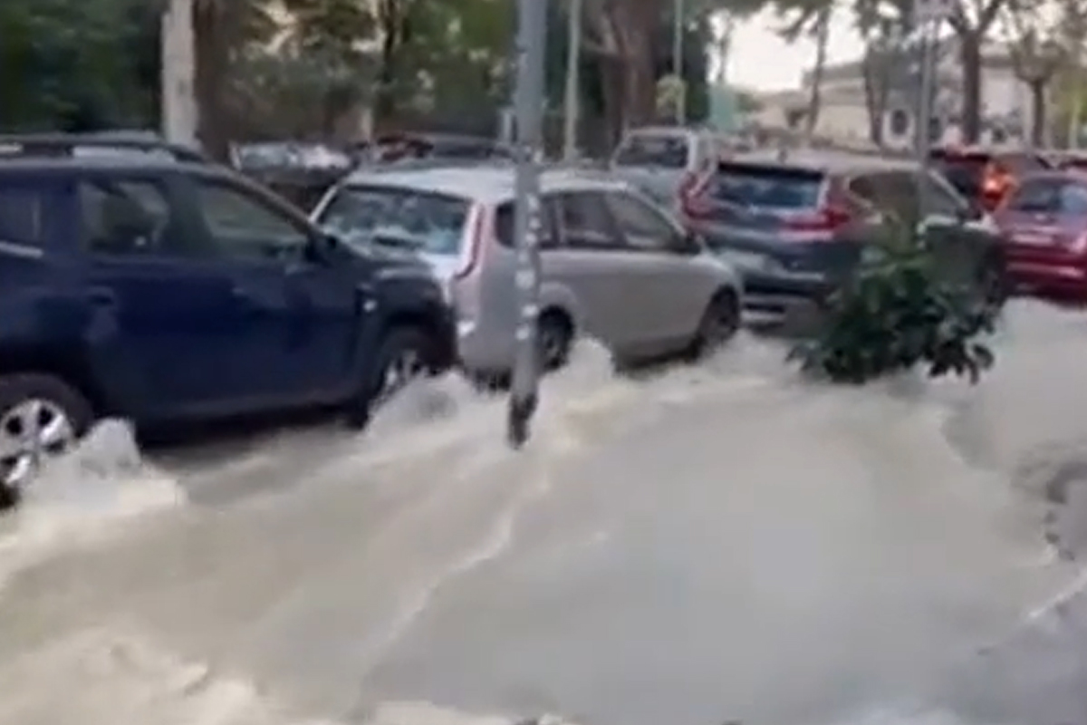 Esplode una tubatura e le strade si trasformano in fiumi in piena: la Capitale come non l’avete mai vista Esplode una tubatura e le strade si trasformano in fiumi in piena: la Capitale come non l’avete mai vista