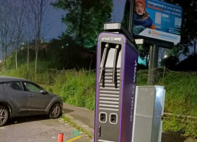 Roma, colonnine di ricarica sotto attacco dei predoni di rame: 200 furti in tre mesi. E’ allarme