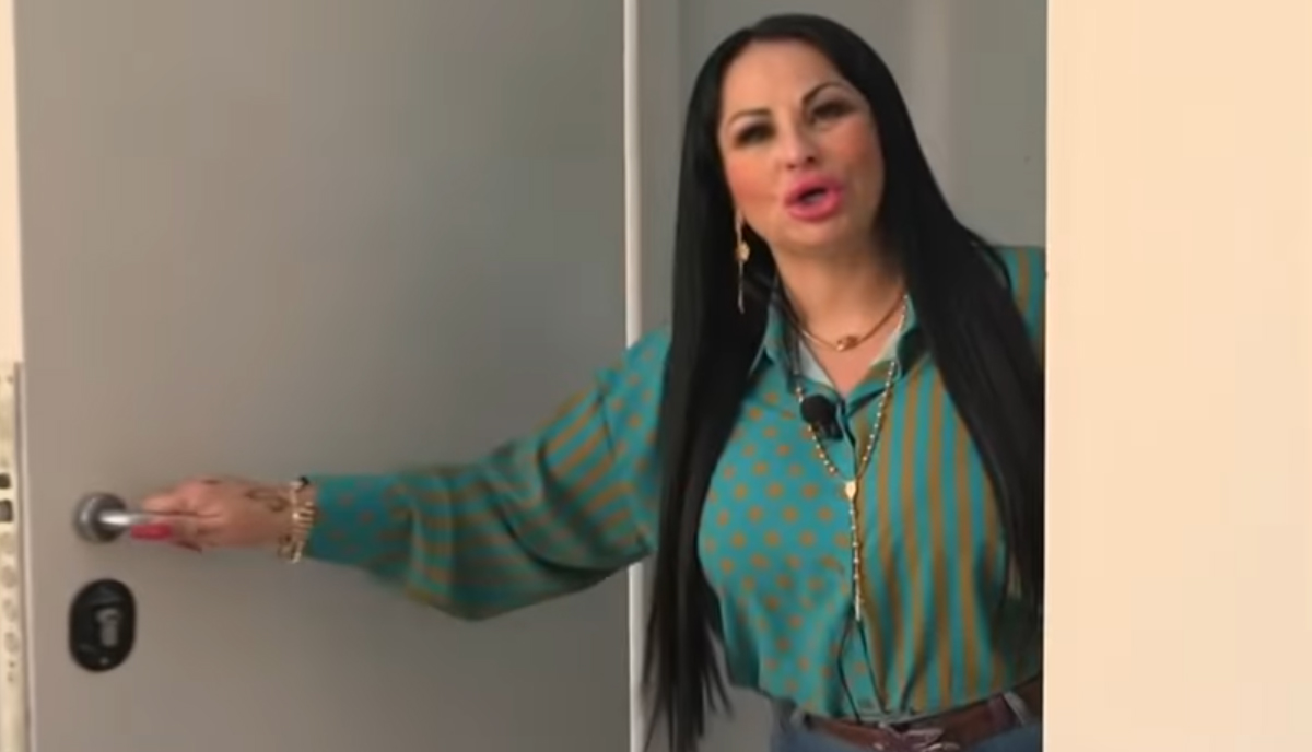 Rita De Crescenzo si candida: “Votatemi, rimetto subito il reddito di cittadinanza. Putin? E chi è?”