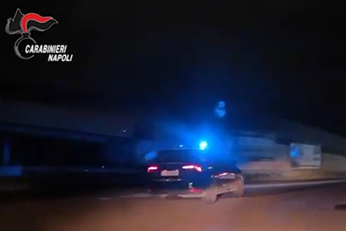 Scappa contromano in superstrada, lo tallonano le gazzelle dei carabinieri: scena da film a Napoli Scappa contromano in superstrada, lo tallonano le gazzelle dei carabinieri: scena da film a Napoli