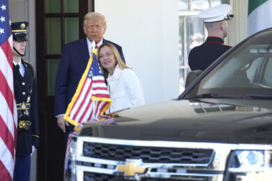 Meloni alla Casa Bianca, Trump: “È una grande leader, ormai siamo amici. Al 100% faremo l’accordo con l’Ue”