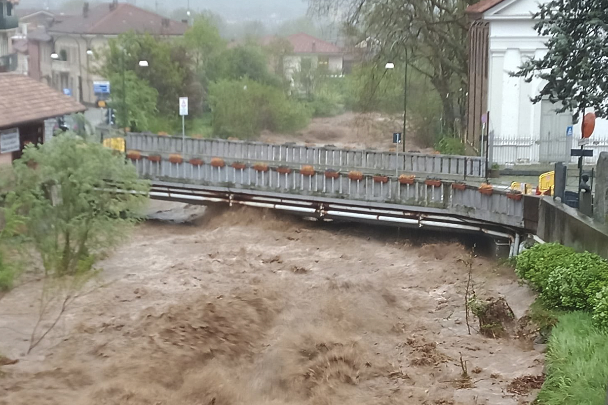 Altro che primavera, il maltempo paralizza mezza Italia: in Piemonte 100 Comuni a rischio. A Biella sospesi tutti i treni
