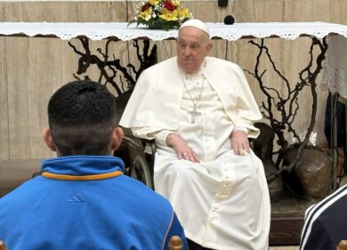 Papa Francesco, attacco al turbocapitalismo e ai ricchi: “Remissione dei debiti, ridistribuzione delle risorse”