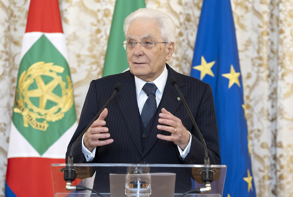 Migranti, Mattarella ricorda il naufragio del 2015: “Grazie a chi soccorre rispettando le leggi del mare”