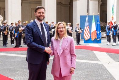 Vance da Meloni: “Rapporto privilegiato, parleremo di un negoziato sui dazi con l’Ue”. La visita del vice di Trump a San Pietro con la famiglia