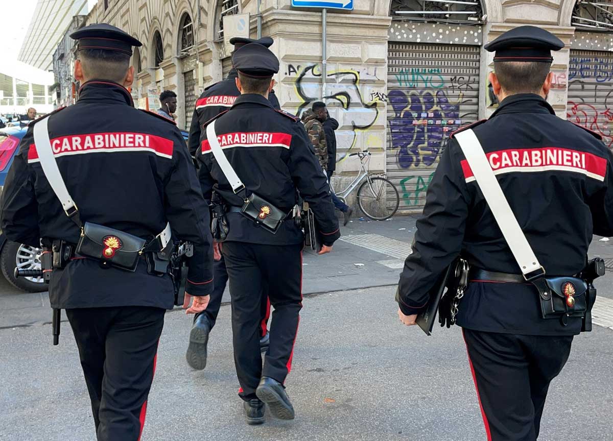 Stazione Termini, somalo palpeggia due turiste tedesche mamma e figlia: fermato per violenza sessuale Stazione Termini, somalo palpeggia due turiste tedesche mamma e figlia: fermato per violenza sessuale