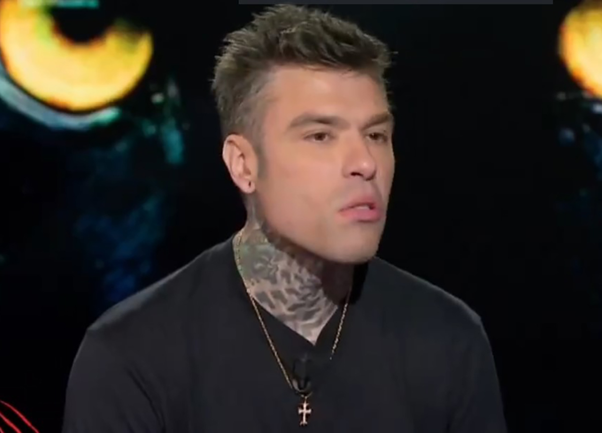 Fedez ha una nuova fidanzata? Il rapper scambia baci appassionati in discoteca con una ragazza misteriosa Fedez ha una nuova fidanzata? Il rapper scambia baci appassionati in discoteca con una ragazza misteriosa