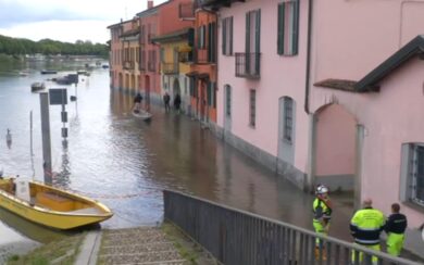 Il Ticino esonda nel Pavese, famiglie evacuate con i gommoni