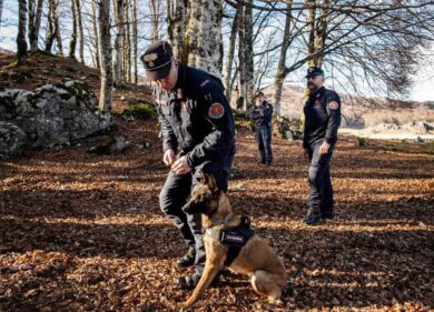 Esce con il cane e viene ritrovato morto nel fiume in circostanze misteriose, giallo ad Arezzo