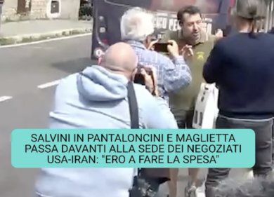 Salvini passa in pantaloncini e con le buste della spesa davanti all’ambasciata dell’Oman a Roma. VIDEO