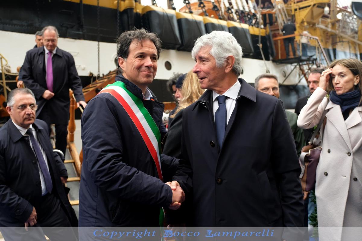 L’Amerigo Vespucci accende, incanta e anima i Mari di Taranto
