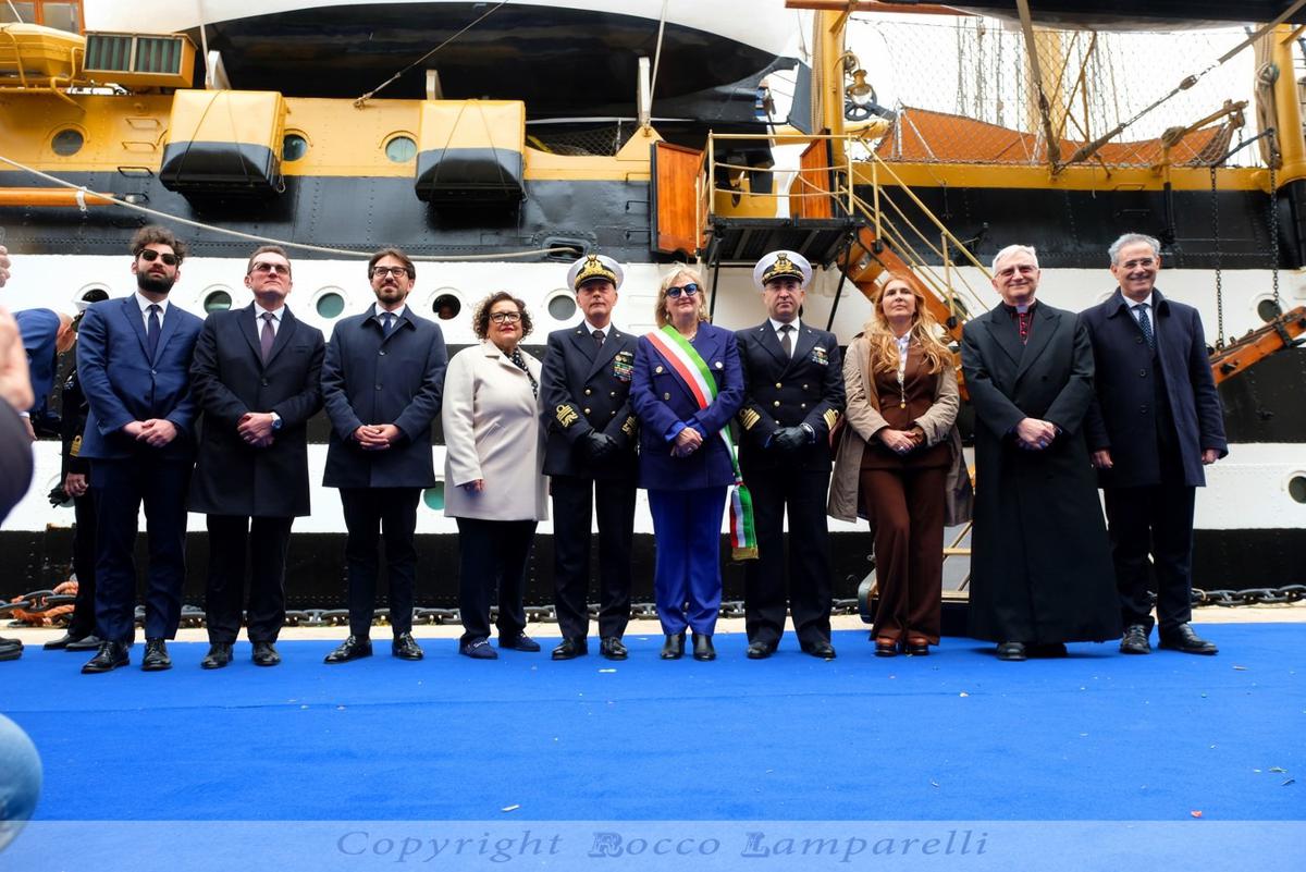 L’Amerigo Vespucci accende, incanta e anima i Mari di Taranto