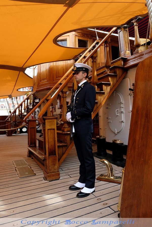 L’Amerigo Vespucci accende, incanta e anima i Mari di Taranto