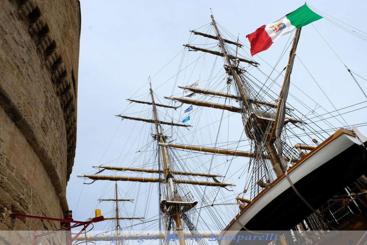 L’Amerigo Vespucci accende, incanta e anima i Mari di Taranto