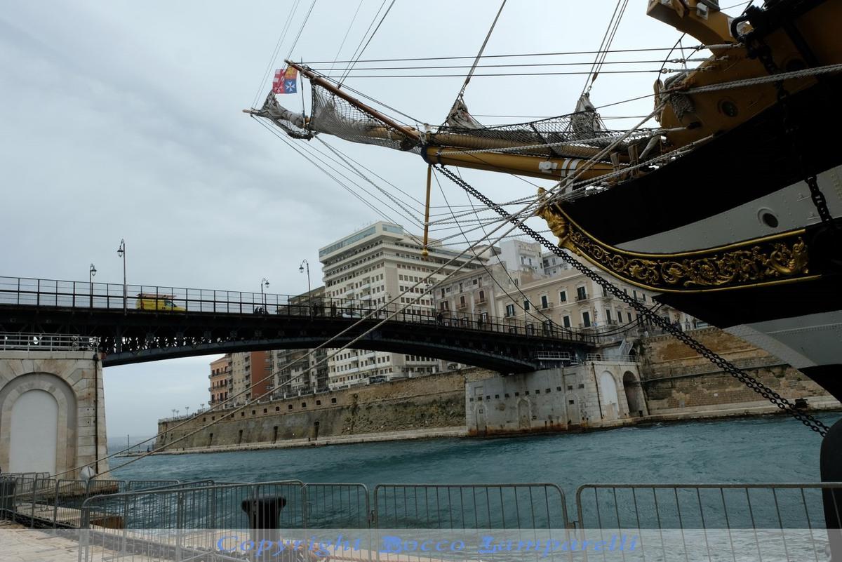 L’Amerigo Vespucci accende, incanta e anima i Mari di Taranto