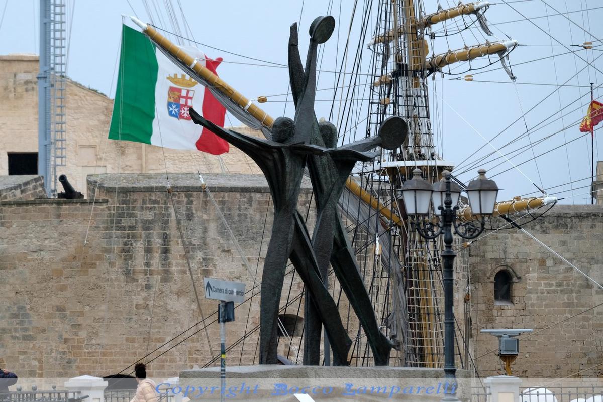 L’Amerigo Vespucci accende, incanta e anima i Mari di Taranto
