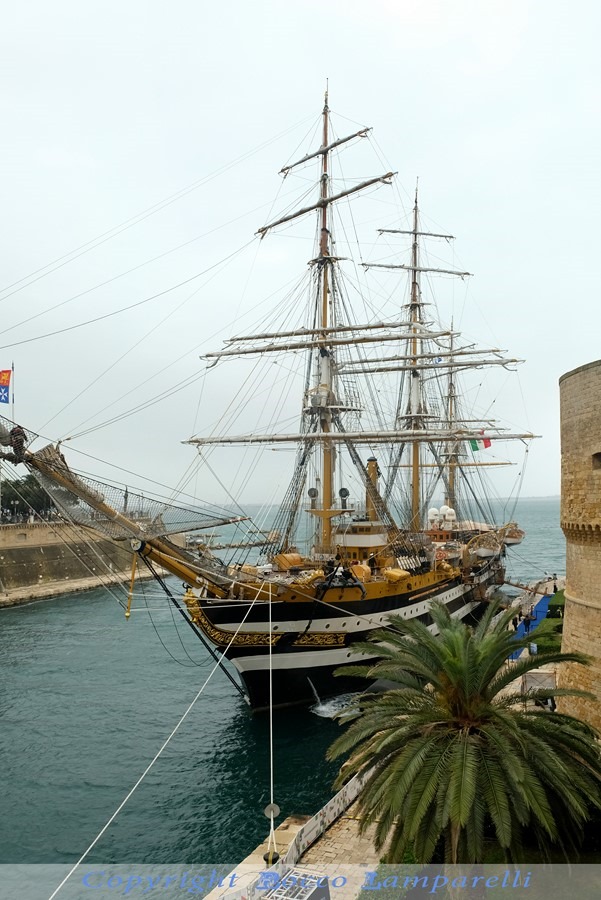 L’Amerigo Vespucci accende, incanta e anima i Mari di Taranto