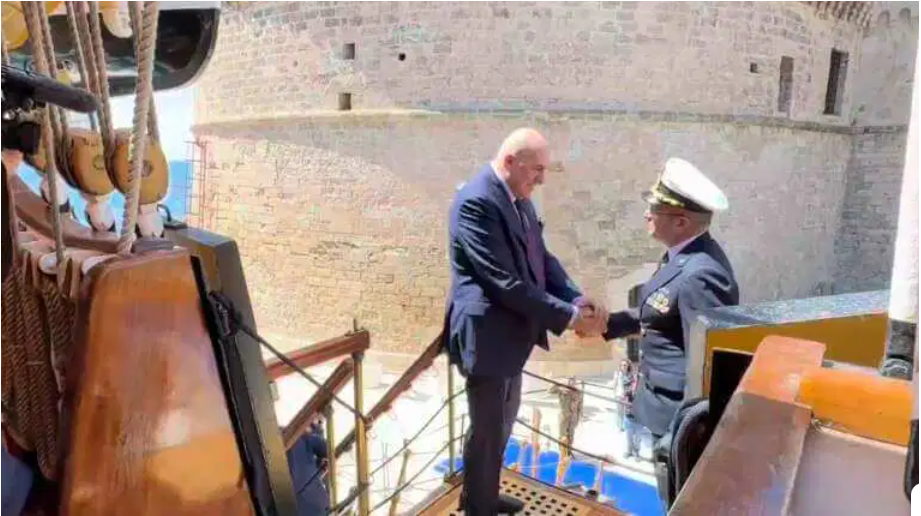 L’Amerigo Vespucci accende, incanta e anima i Mari di Taranto