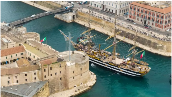 L’Amerigo Vespucci accende, incanta e anima i Mari di Taranto