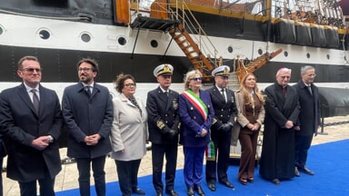 L’Amerigo Vespucci accende, incanta e anima i Mari di Taranto