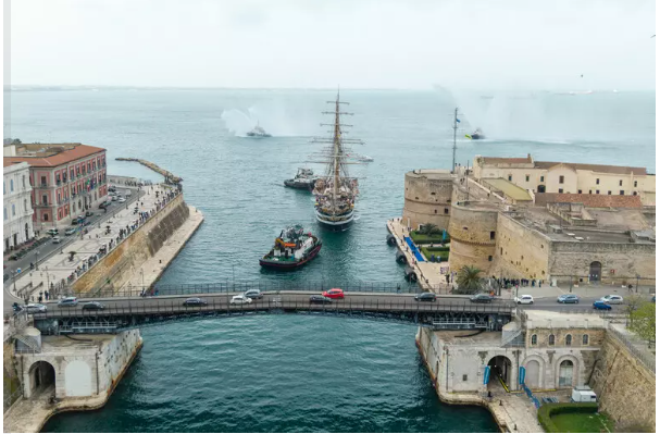 L’Amerigo Vespucci accende, incanta e anima i Mari di Taranto