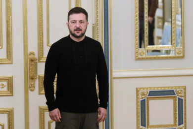 Ucraina, Zelensky: “387 bombardamenti dopo l’annuncio della tregua di Pasqua”. Mosca: “Kiev ha colpito il Donetsk”