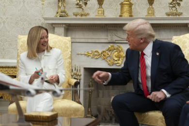 Meloni incontra Trump e gli regala un cesto di Pasqua: l’esclusiva di Propaganda Live