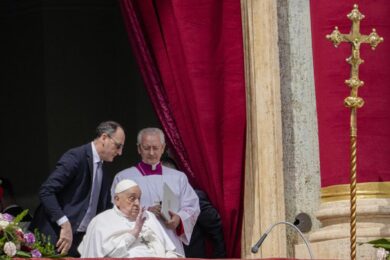 Papa Francesco si affaccia per la benedizione Urbi et Orbi: “Nessuna pace è possibile senza un vero disarmo”