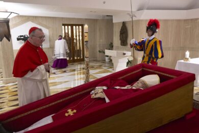 Papa Francesco, diffusa sui social la prima foto della salma. Parolin al suo fianco