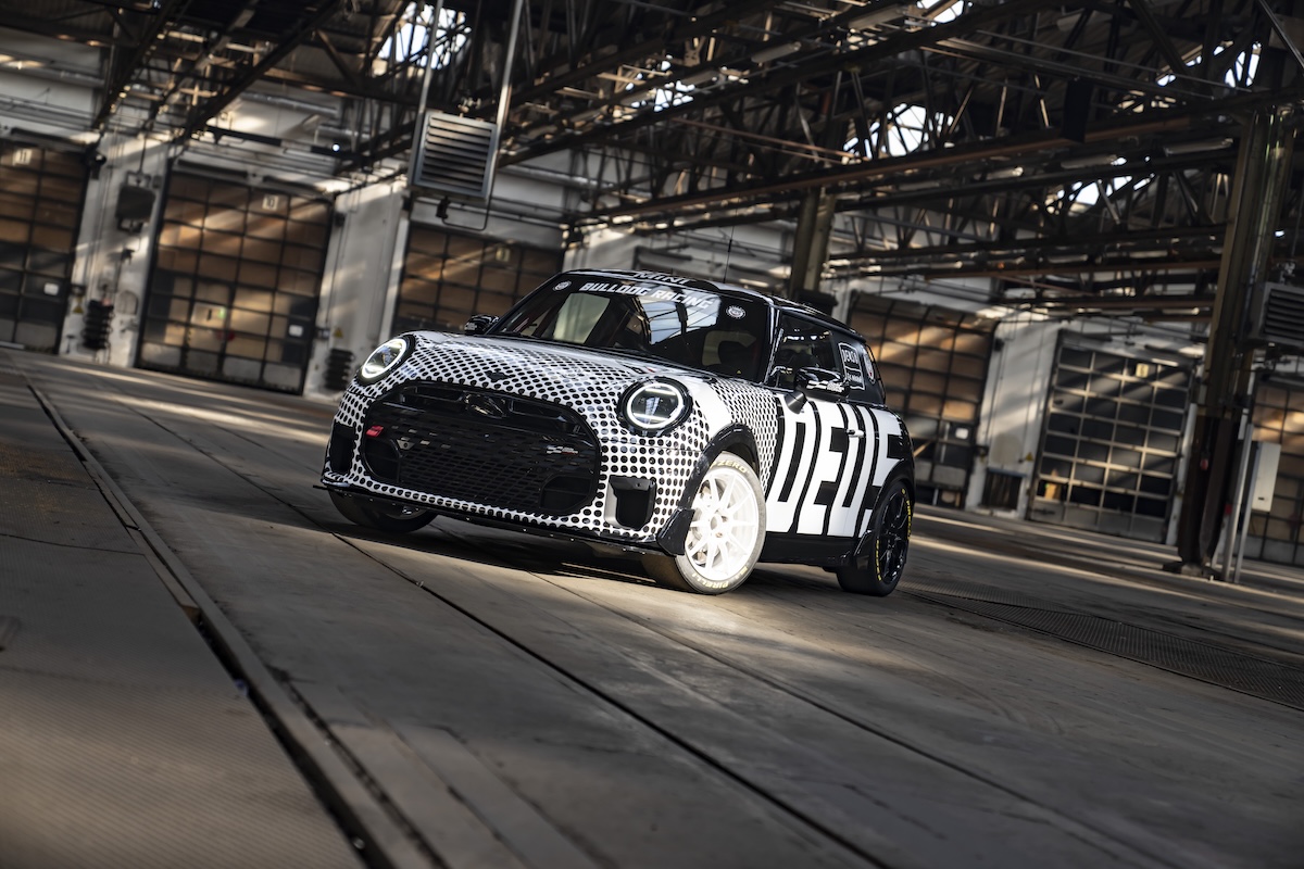 MINI John Cooper Works alla 24 Ore del Nürburgring 2025: racing, stile e spirito DEUS