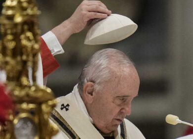 Morte di Papa Francesco, dal “Buongiorno” all’ultimo giro in papamobile: dodici anni tra simboli e icone