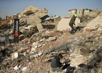 Turchia, avvertita una forte scossa di terremoto di magnitudo 6,2 a Istanbul. Paura tra la gente che è scesa in strada