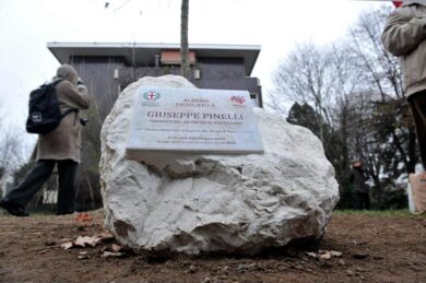 Danneggiata per la quinta volta la targa in memoria di Pinelli a Milano