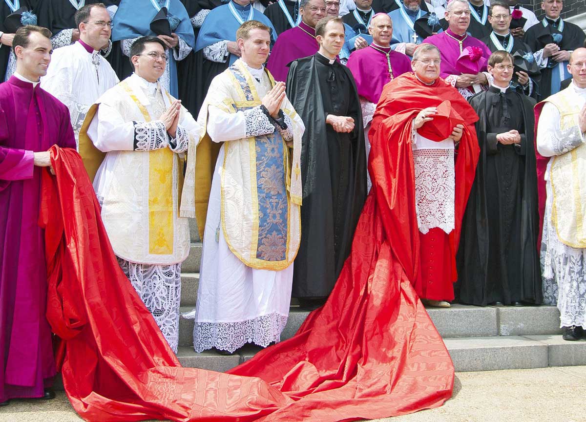 Verso il Conclave, sul web fa discutere la foto del cardinale Usa Burke in Cappa Magna con 12 metri di strascico Verso il Conclave, sul web fa discutere la foto del cardinale Usa Burke in Cappa Magna con 12 metri di strascico