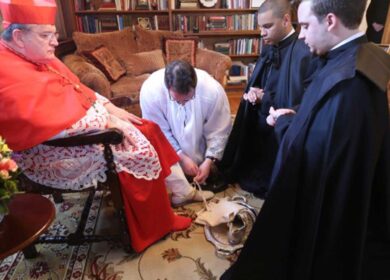 Verso il Conclave, sul web fa discutere la foto del cardinale Usa Burke in Cappa Magna con 12 metri di strascico
